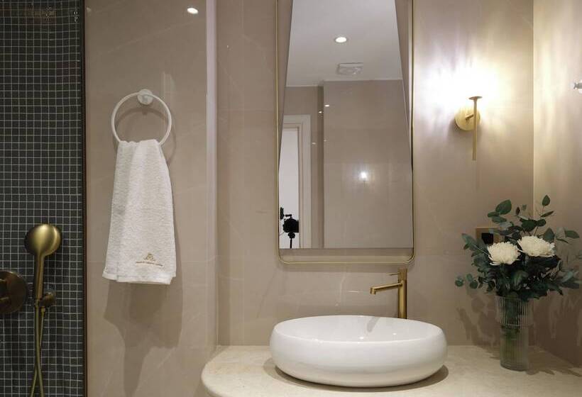 Golden Luxury Suites