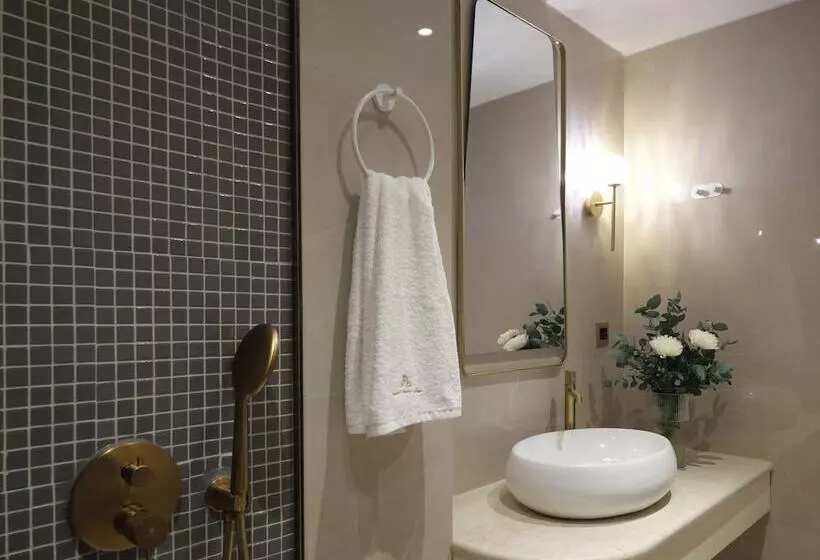 Golden Luxury Suites