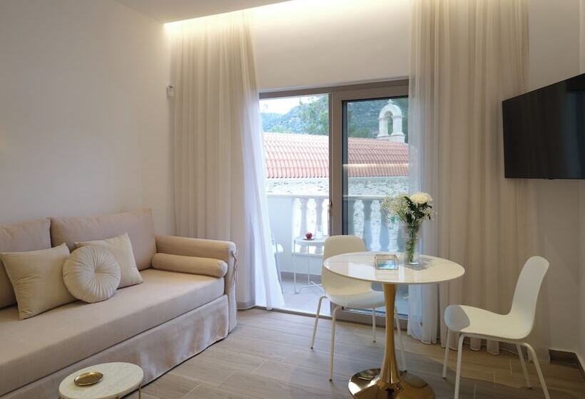 Golden Luxury Suites