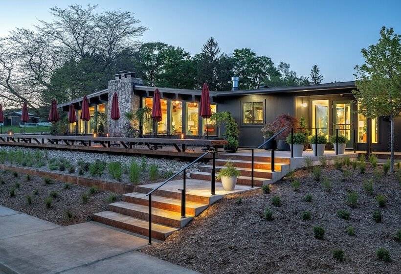 فندق Otis Harbor Springs