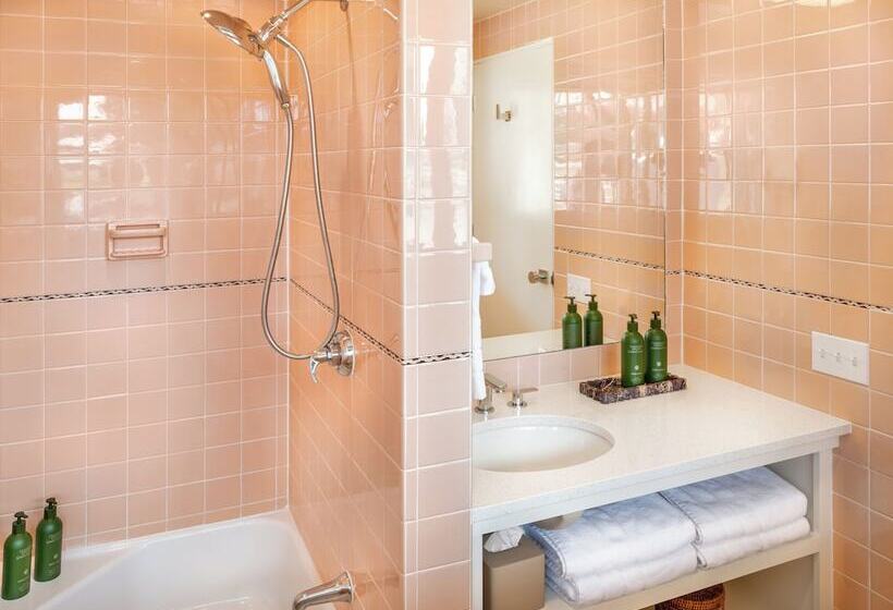 فندق Otis Harbor Springs