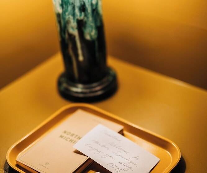 فندق Otis Harbor Springs