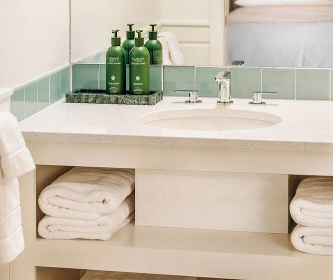 فندق Otis Harbor Springs