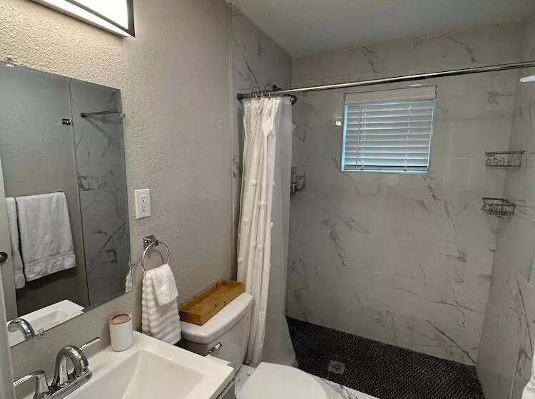 پانسیون Amazing House Relax Near Raymond Stadium