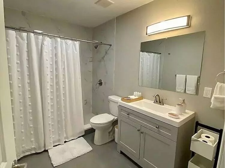 پانسیون Amazing House Relax Near Raymond Stadium