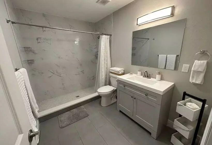 پانسیون Amazing House Relax Near Raymond Stadium