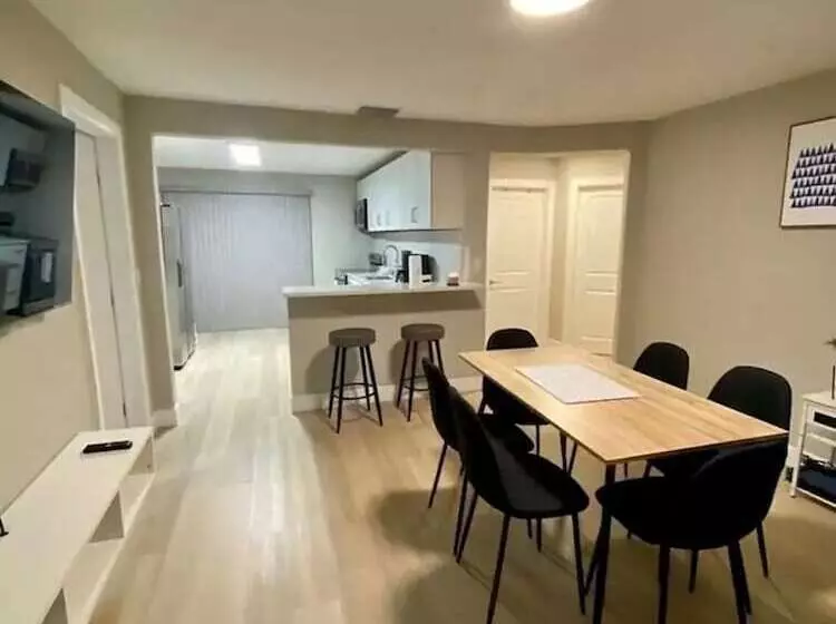 پانسیون Amazing House Relax Near Raymond Stadium