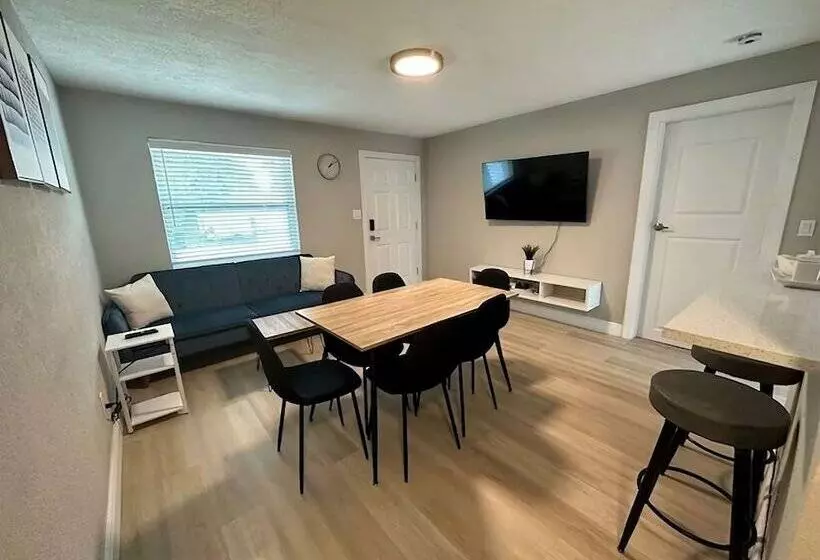 پانسیون Amazing House Relax Near Raymond Stadium
