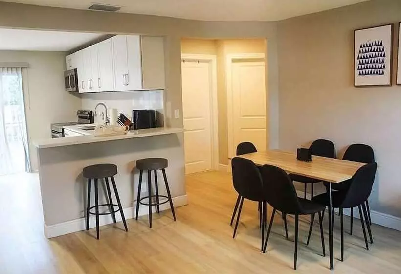 پانسیون Amazing House Relax Near Raymond Stadium