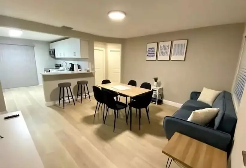 پانسیون Amazing House Relax Near Raymond Stadium