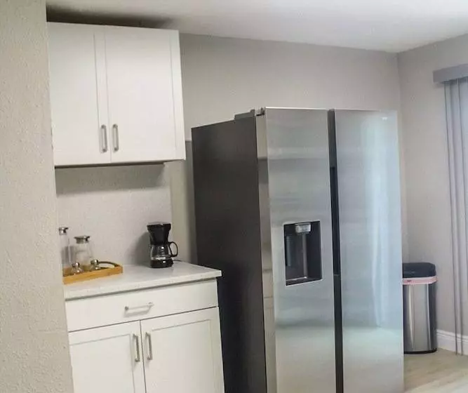 پانسیون Amazing House Relax Near Raymond Stadium
