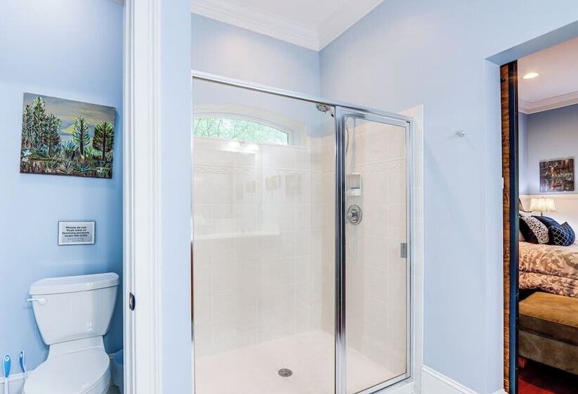 Beautiful Coosawattee River Retreat W/ Hot Tub!