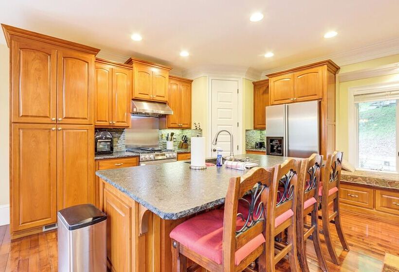 Beautiful Coosawattee River Retreat W/ Hot Tub!