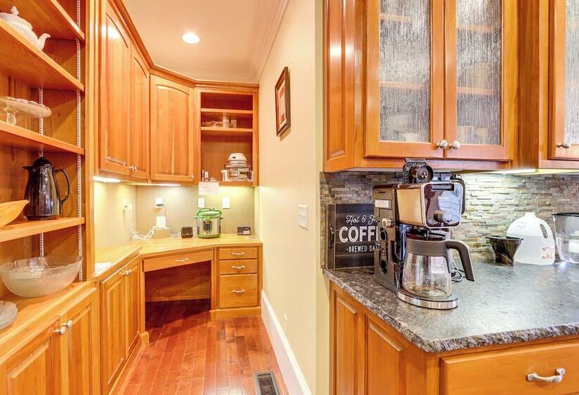 Beautiful Coosawattee River Retreat W/ Hot Tub!