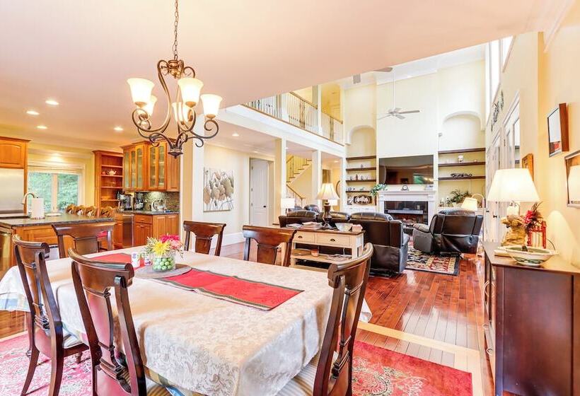 Beautiful Coosawattee River Retreat W/ Hot Tub!