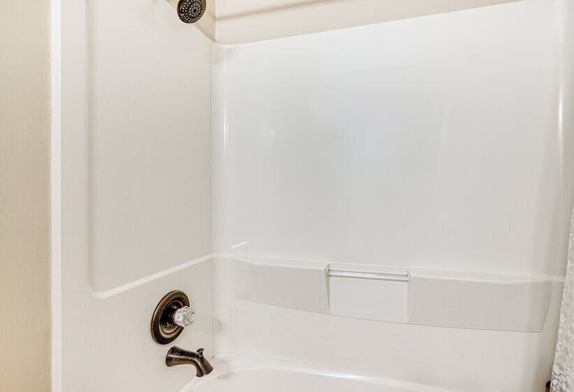 Sunroom & Canal Views: Cape Coral Home Near Parks