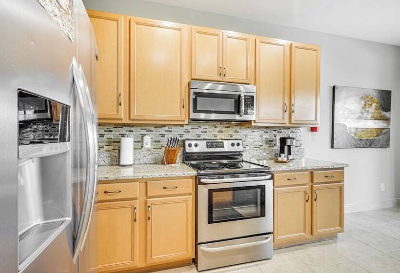 Sunroom & Canal Views: Cape Coral Home Near Parks