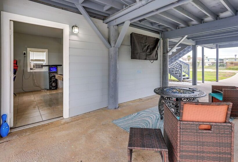 Canal Front Freeport Home ~ 4 Mi To Surfside Beach