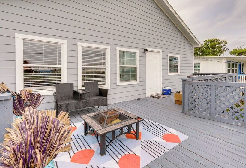 Canal Front Freeport Home ~ 4 Mi To Surfside Beach