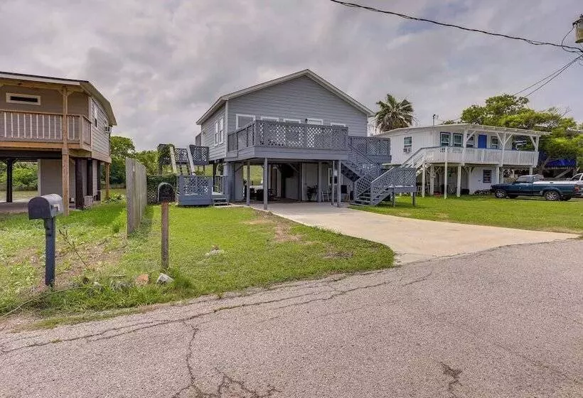 Canal Front Freeport Home ~ 4 Mi To Surfside Beach