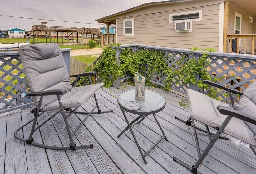 Canal Front Freeport Home ~ 4 Mi To Surfside Beach