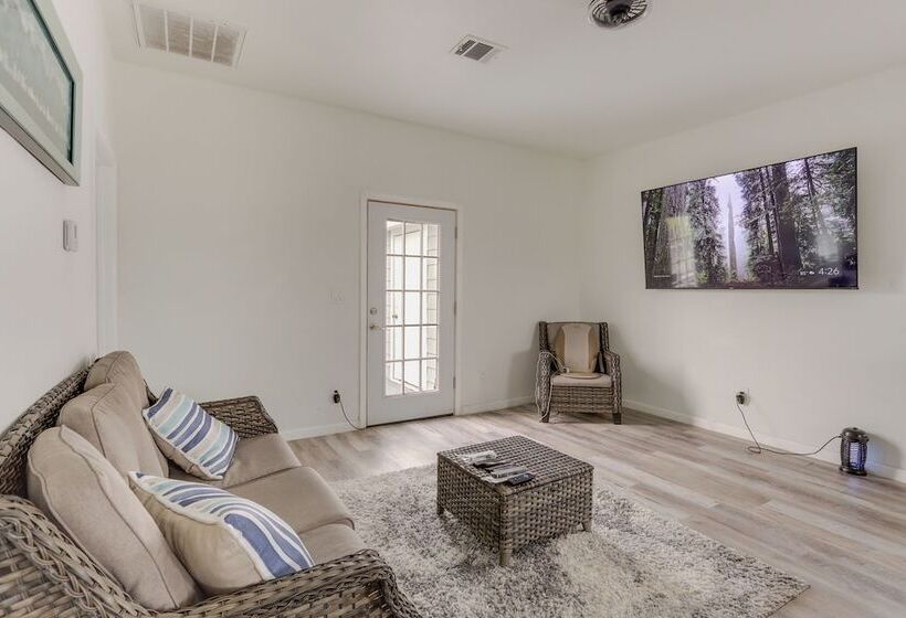 Canal Front Freeport Home ~ 4 Mi To Surfside Beach