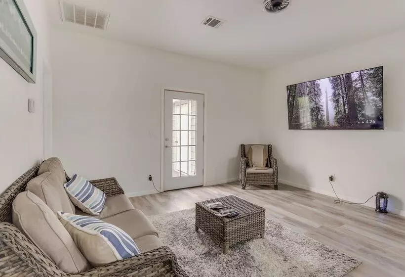 Canal Front Freeport Home ~ 4 Mi To Surfside Beach