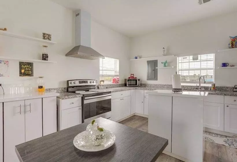Canal Front Freeport Home ~ 4 Mi To Surfside Beach