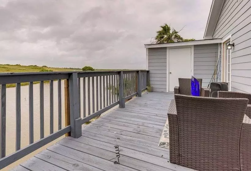 Canal Front Freeport Home ~ 4 Mi To Surfside Beach