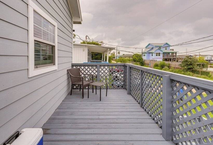 Canal Front Freeport Home ~ 4 Mi To Surfside Beach