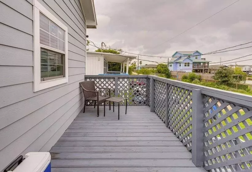 Canal Front Freeport Home ~ 4 Mi To Surfside Beach
