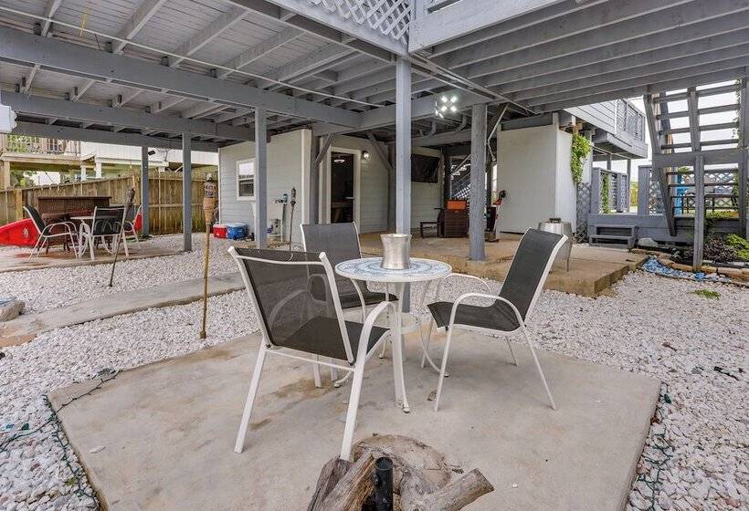 Canal Front Freeport Home ~ 4 Mi To Surfside Beach