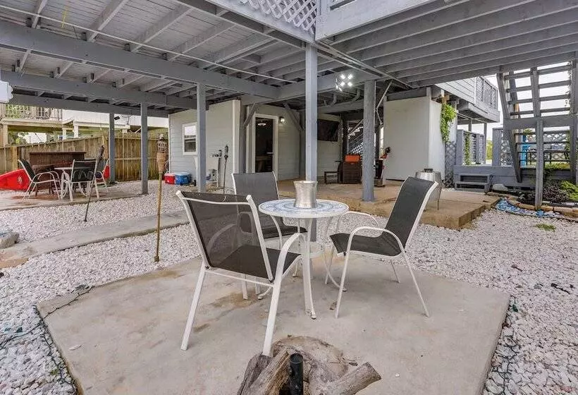 Canal Front Freeport Home ~ 4 Mi To Surfside Beach