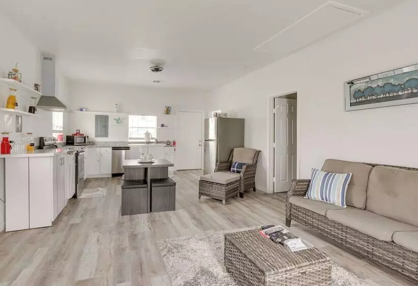 Canal Front Freeport Home ~ 4 Mi To Surfside Beach