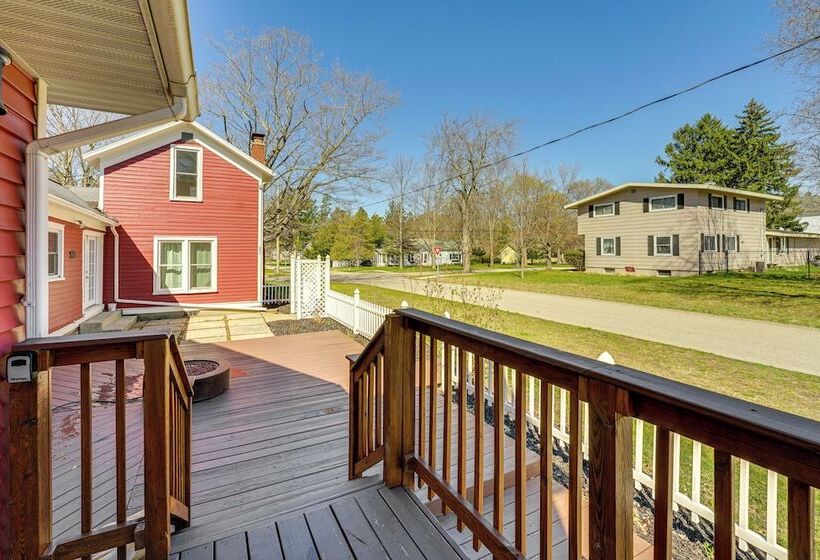 Charming Pentwater Home < 1 Mi To Lake Michigan!