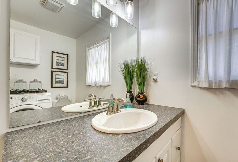 Charming Pentwater Home < 1 Mi To Lake Michigan!