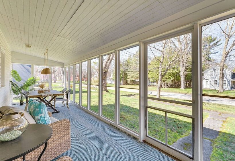 Charming Pentwater Home < 1 Mi To Lake Michigan!