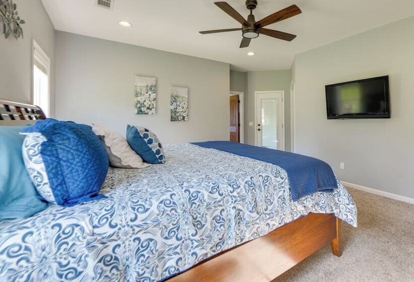 Family Friendly Abbeville Home W/ Fire Pit & Games