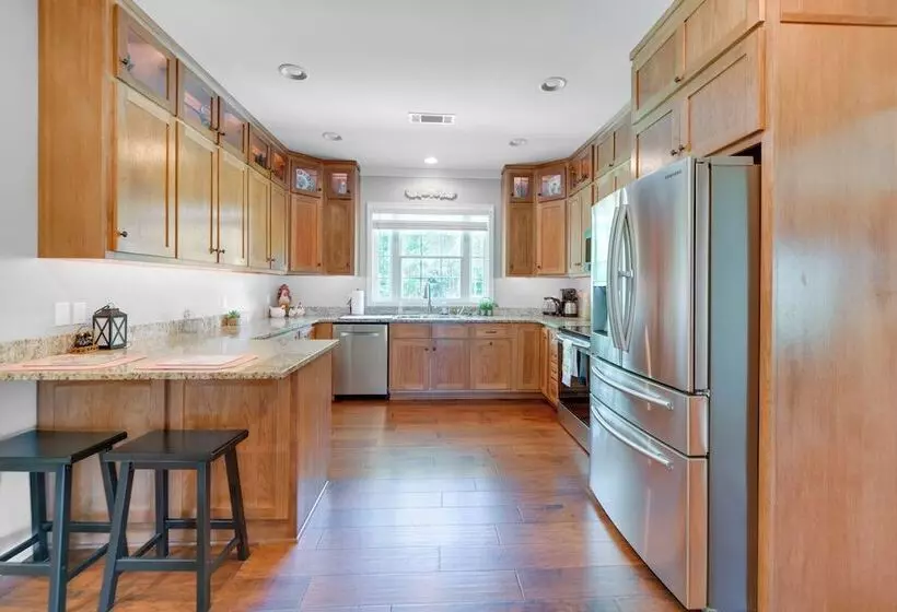 Family Friendly Abbeville Home W/ Fire Pit & Games