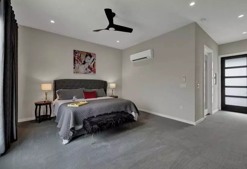 The Bentley Hotel   Sophia Loren Room   Pool View