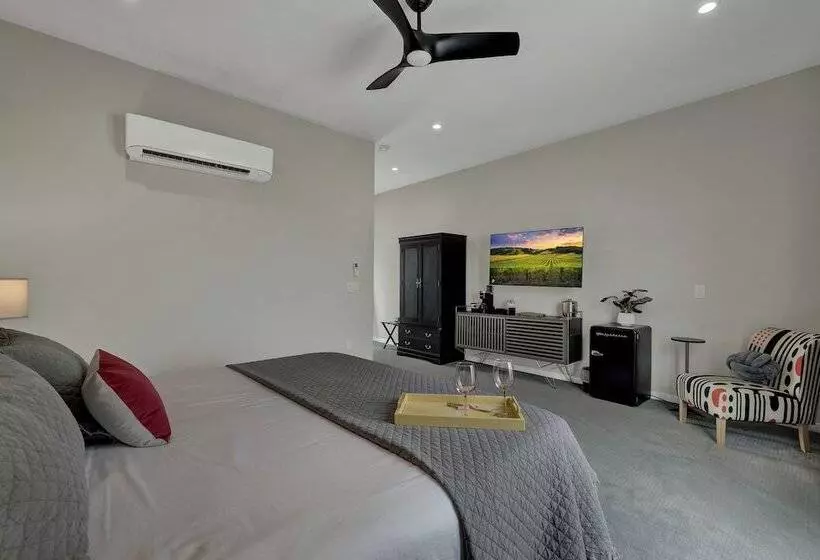 The Bentley Hotel   Sophia Loren Room   Pool View