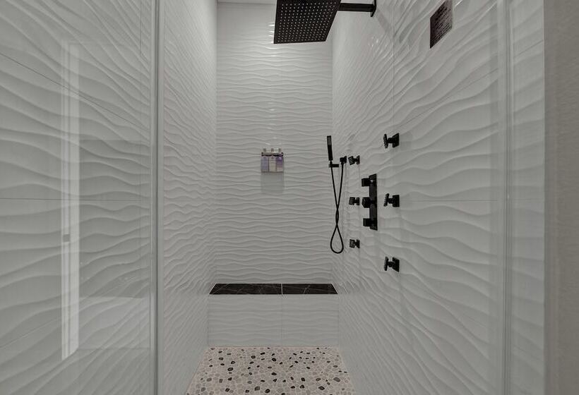 The Bentley Hotel   Sophia Loren Room   Pool View