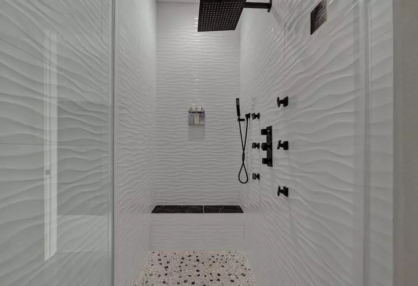 The Bentley Hotel   Sophia Loren Room   Pool View