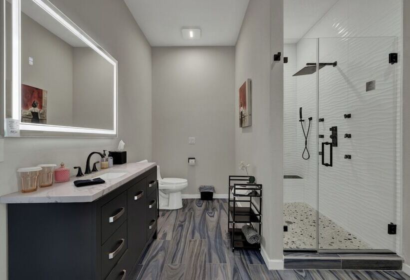 The Bentley Hotel   Sophia Loren Room   Pool View