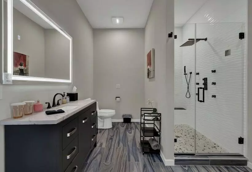 The Bentley Hotel   Sophia Loren Room   Pool View