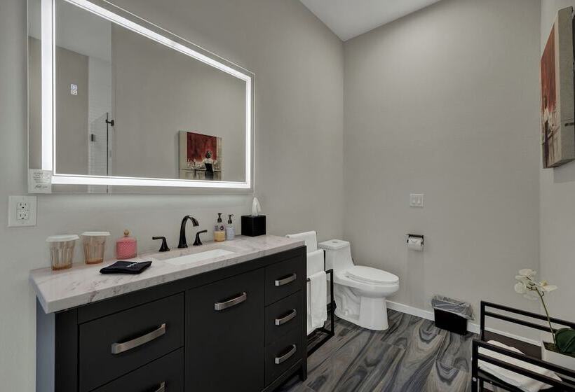 The Bentley Hotel   Sophia Loren Room   Pool View