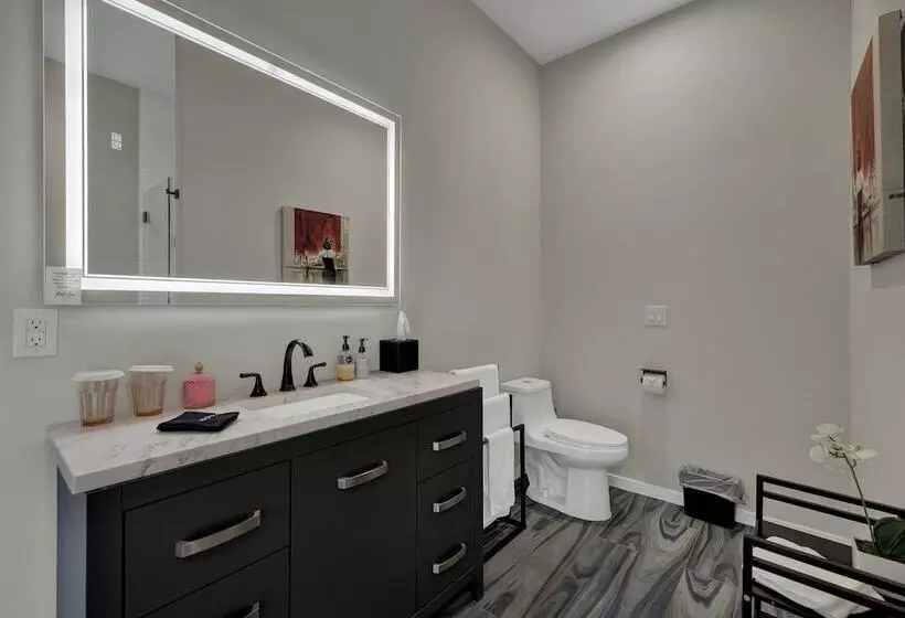 The Bentley Hotel   Sophia Loren Room   Pool View