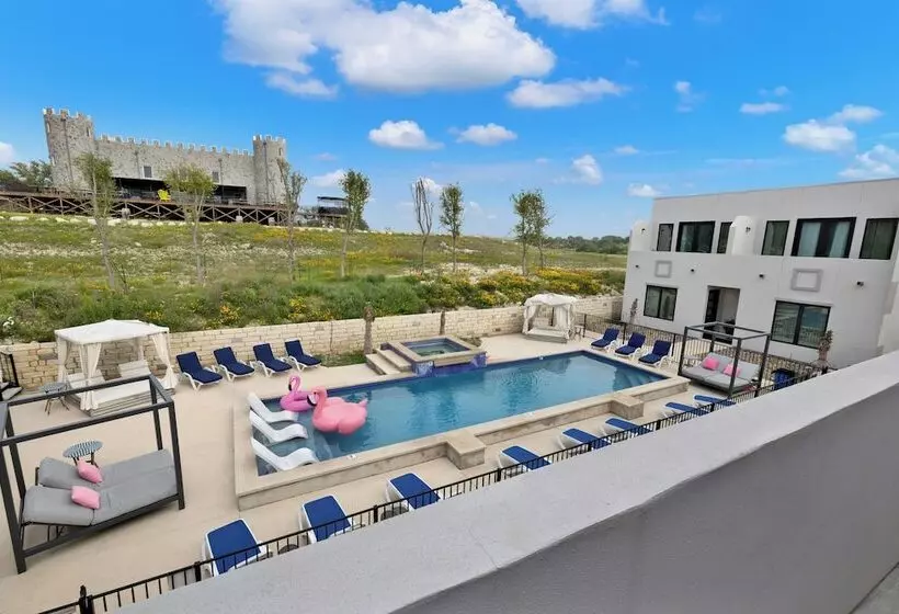 The Bentley Hotel   Sophia Loren Room   Pool View