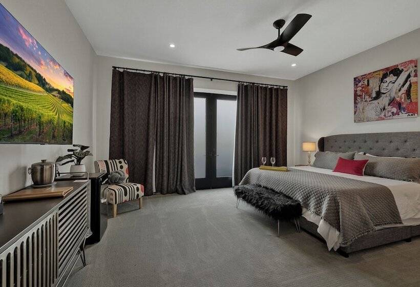 The Bentley Hotel   Sophia Loren Room   Pool View