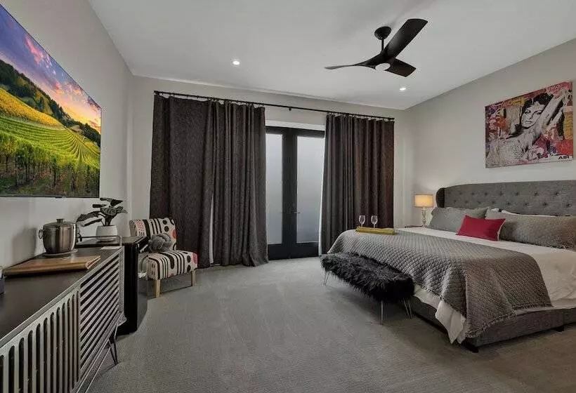 The Bentley Hotel   Sophia Loren Room   Pool View